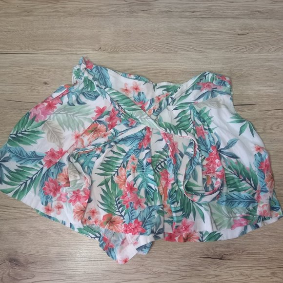 Forever New Pants - Forever New floral lightweight shorts with tie belt elasticated waist (Size 8)